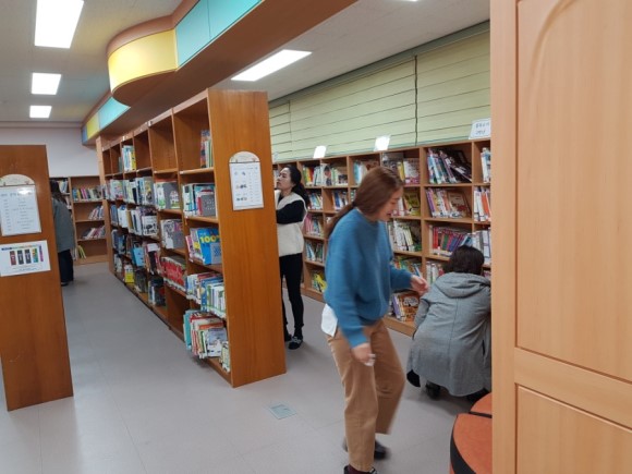 음암초등학교 사서분들께서 개학전 도서관 청소 하시는 중입니다