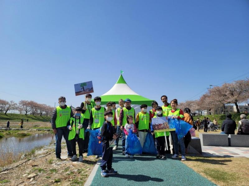 4월 벚꽃축제 행사때 해미그루터기 아동과 중국어반이 환경정화 캠페인